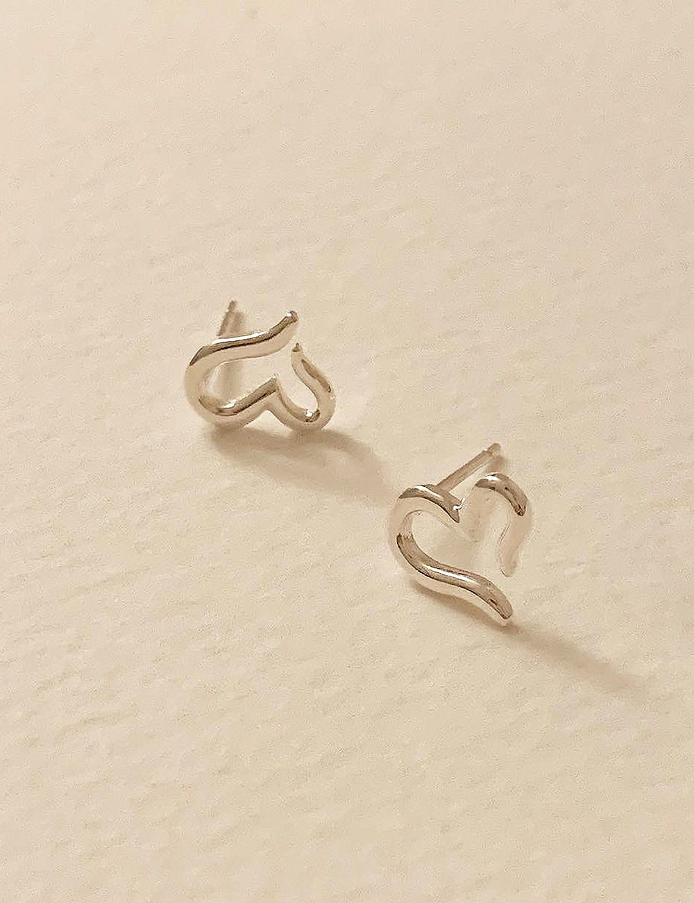 (silver 92.5) Unbal heart line earring